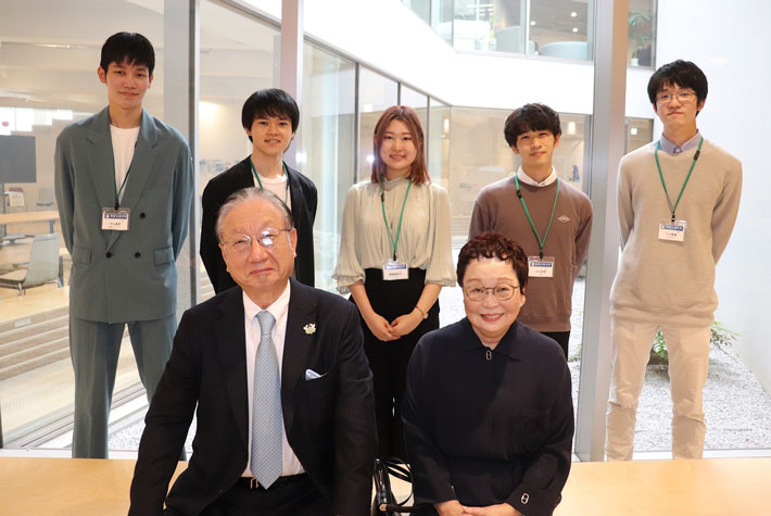 Hisao Taki (front left) and Hiroko Taki (front right) with participating student club representatives