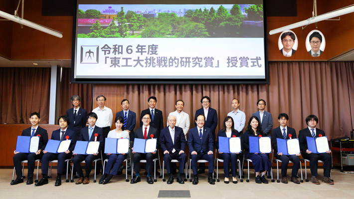 Commemorative photo with the award winners