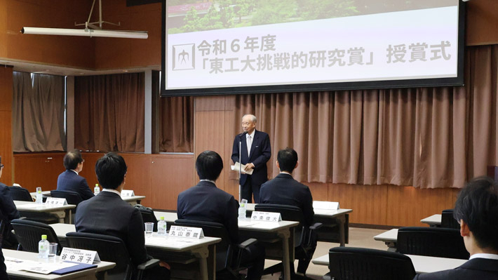 Honorary Professor Suematsu giving a congratulatory address