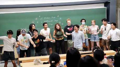 Chor Kleines joined by Yale’s Whiffenpoofs on Ookayama Campus for joint singing session