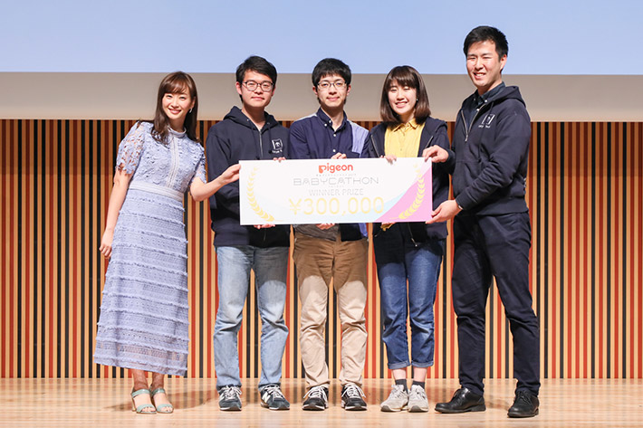 ゲスト審査員のタレント藤本さん（左端）から表彰される東工大チーム（左二人目から井澤さん、大西さん、小野さん、藤田さん）