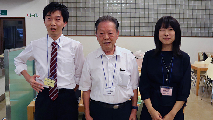 懇親会での授賞式の様子 左が末田さん、中央が本学名誉教授で会長の大島泰郎先生。