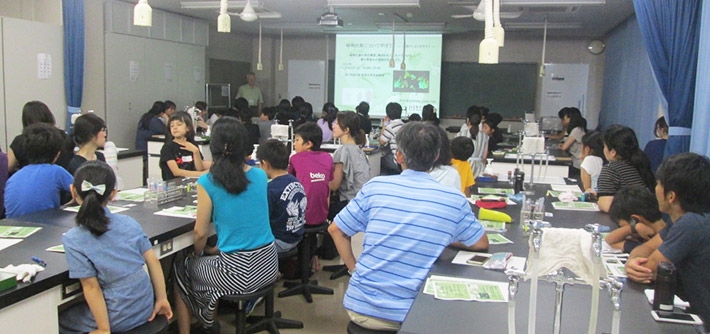 葉の働きについて座学で学ぶ様子