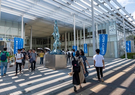 Prospective students entering Tokyo Tech Front