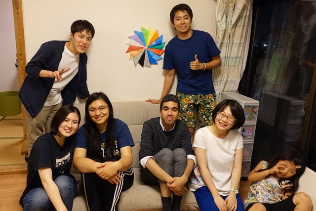 ホームビジットでくつろぐ留学生と土山さん（前列右から1人目）、守本さん（後列左）