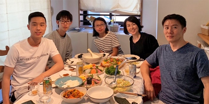 食事を楽しむ留学生と伊藤さん（左から2人目）