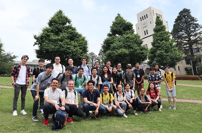 大岡山キャンパス本館前で参加学生と本学学生TA（ティーチングアシスタント）