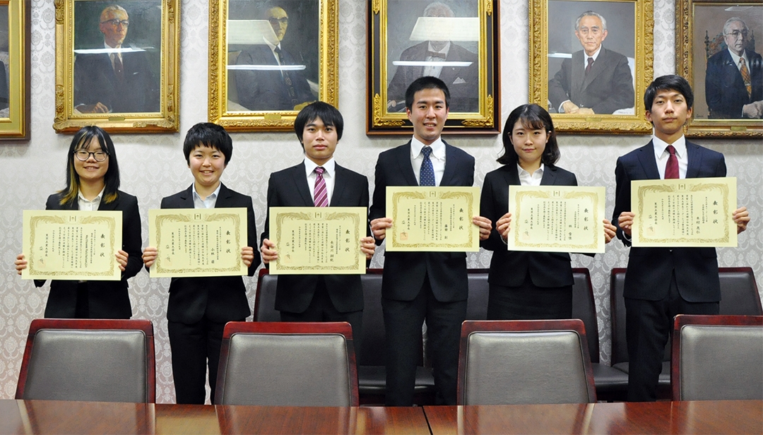受賞した学生　左から、Maythawee Ratchatawijinさん、小林萌さん、長谷川翔紀さん、藤田創さん、林雪佳さん、木村亮仁さん