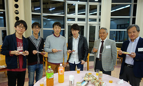 交流会の様子（左から参加学生と小倉支部長・西江事務局長）