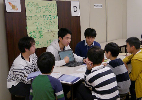 Elementary school students focused on Tokyo Tech mentors