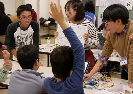 Elementary school students focused on Tokyo Tech mentors