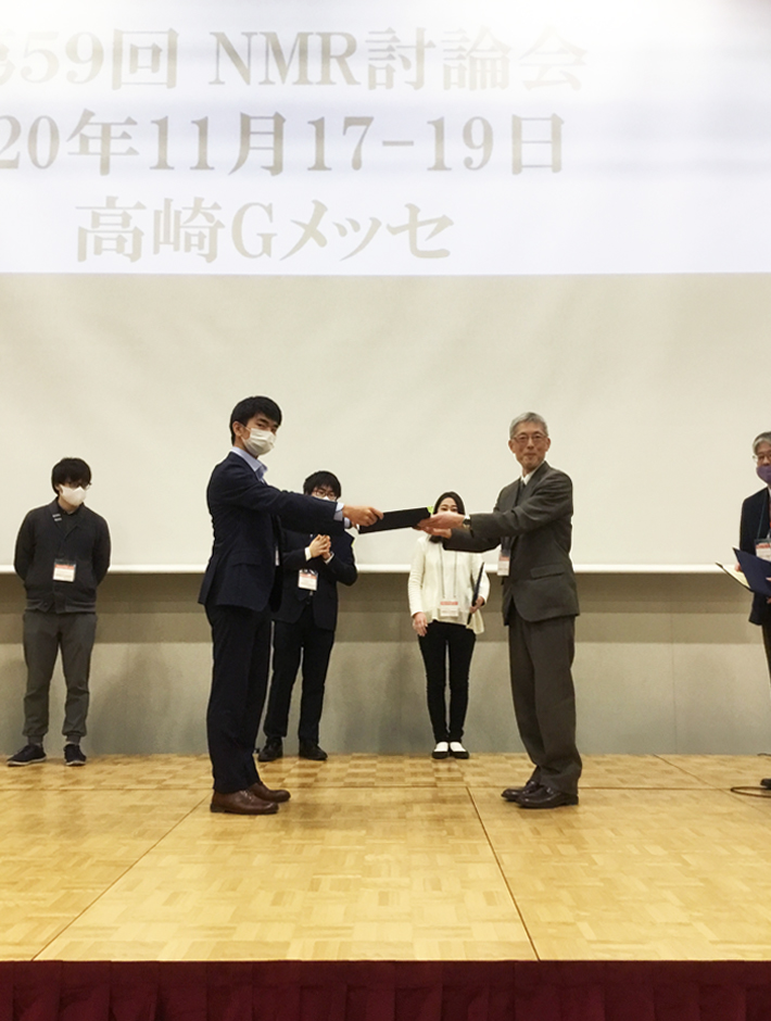 若手ポスター賞表彰式。左が岡部さん、右は日本核磁気共鳴学会　池上会長。