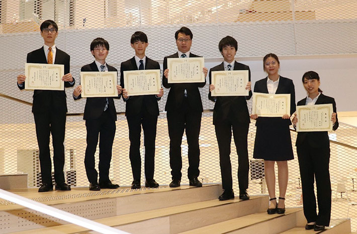 懇談会後の記念撮影（左から、タンピパットさん、吉田さん、伊藤さん、石沢さん、奥山さん、ディンさん、松永さん）