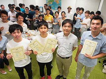 受賞者と山口教授（左から平塚さん、今田さん、山口教授、Norwichさん）
