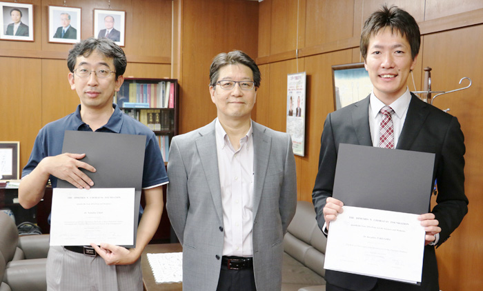 授賞式後、三原学院長と　※田胡さんは現在ドイツ在住のため、指導教員の清尾先生が代理出席されました