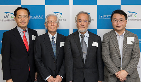 （左から）益科学技術創成研究院長、白川博士、大隅栄誉教授、細野教授
