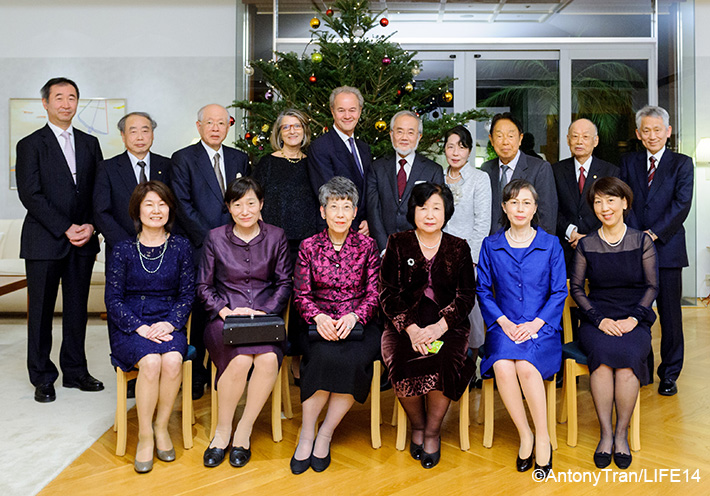 歴代のノーベル賞受賞者ご夫妻、スウェーデン大使ご夫妻と記念撮影