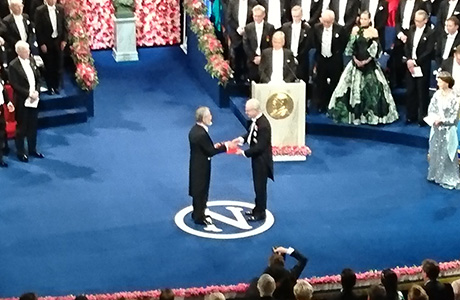 スウェーデン国王から大隅栄誉教授へノーベル賞メダルと賞状が手渡される