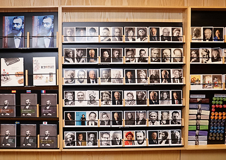 博物館内ショップに並ぶノーベル賞受賞者のハガキ