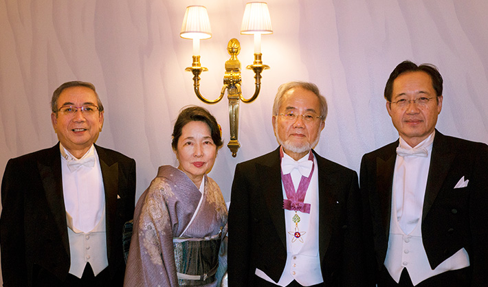 （左から）三島学長、萬里子夫人、大隅栄誉教授、益科学技術創成研究院長