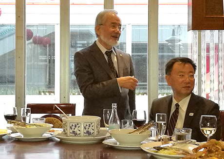 松野文部科学大臣（右）が主催する昼食会での様子