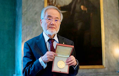 メダルを手に財団内で記念撮影 © Nobel Media AB 2016. Photo: Alexander Mahmoud