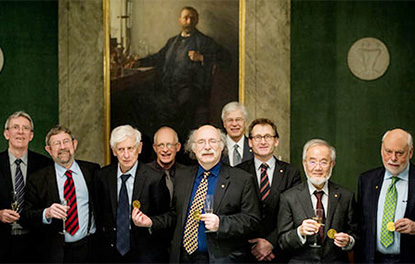 2016年のノーベル賞受賞者9名と（左からジャンピエール・ソバージュ氏、J・マイケル・コステリッツ氏、デビッド・J・サウレス氏、オリバー・ハート氏、F・ダンカン・M・ホールデン氏、ベント・ホルムストローム氏、バーナード・フェリンガ氏、大隅栄誉教授、J・フレーザー・ストッダート氏） © Nobel Media AB 2016. Photo: Pi Alexander Mahmoud