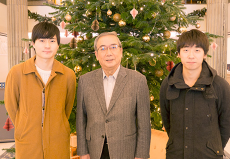 三島学長がKTH留学中の小塚さん（左）、金森さん（右）を激励