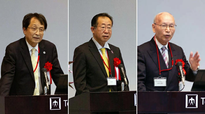 祝辞を述べる永田国立大学協会会長（左）、柳事務次官（中央）相澤名誉教授 （右）