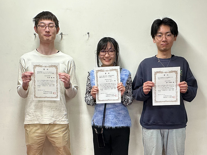 学生優秀発表賞を受賞した松本叡さん（左）、石川あおいさん（中央）、金井駿介さん（右）