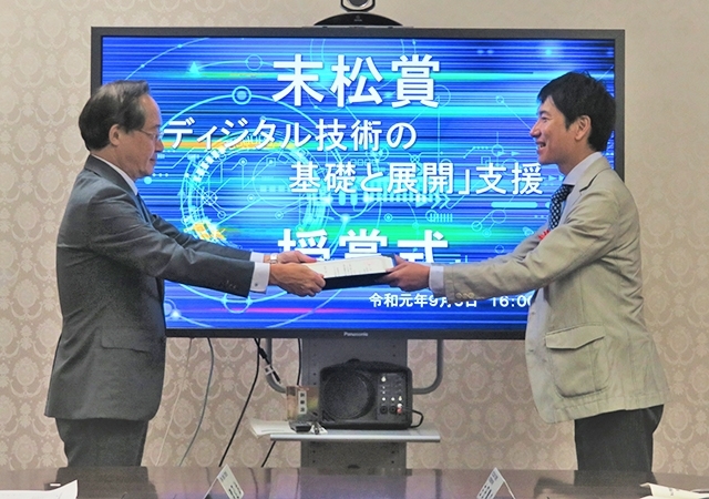 President Masu gave the award to Associate prof. Satoshi MATSUURA