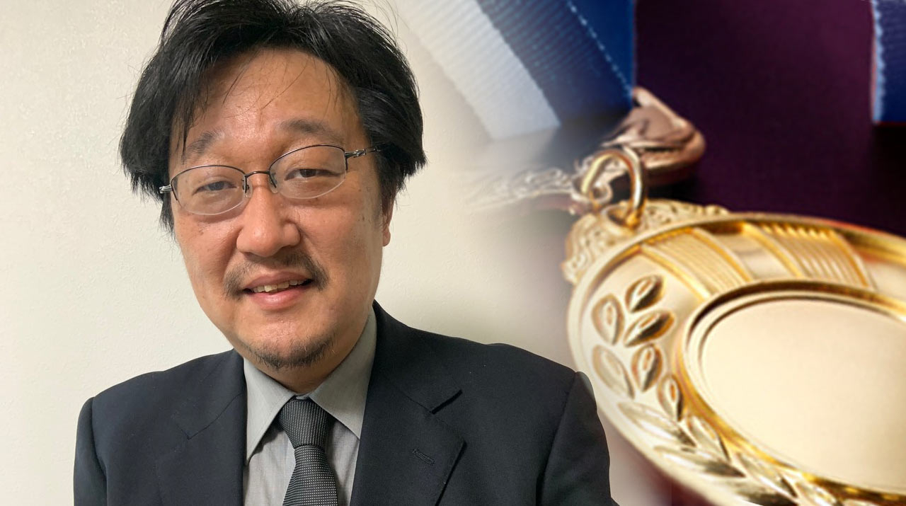 Prof. Ken Nakajima receives The Society Award given by The Japan Society of Vacuum and Surface Science.