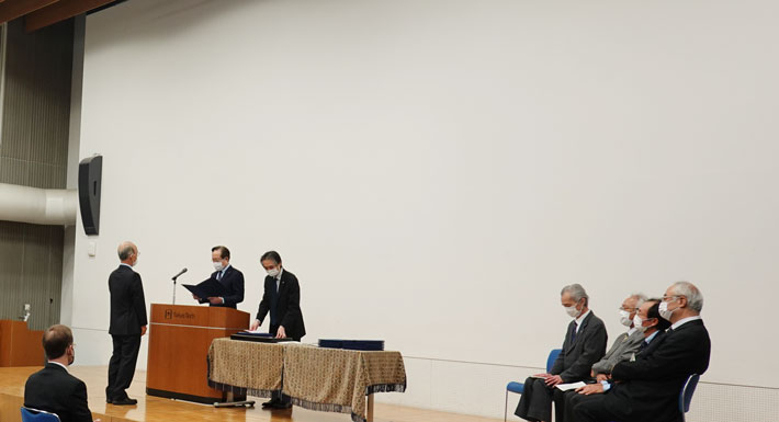 Prof. Okada receiving his award