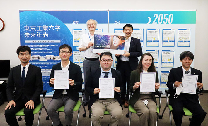 採択された研究代表者と共同研究者 前列右から1番目が山田圭太准教授