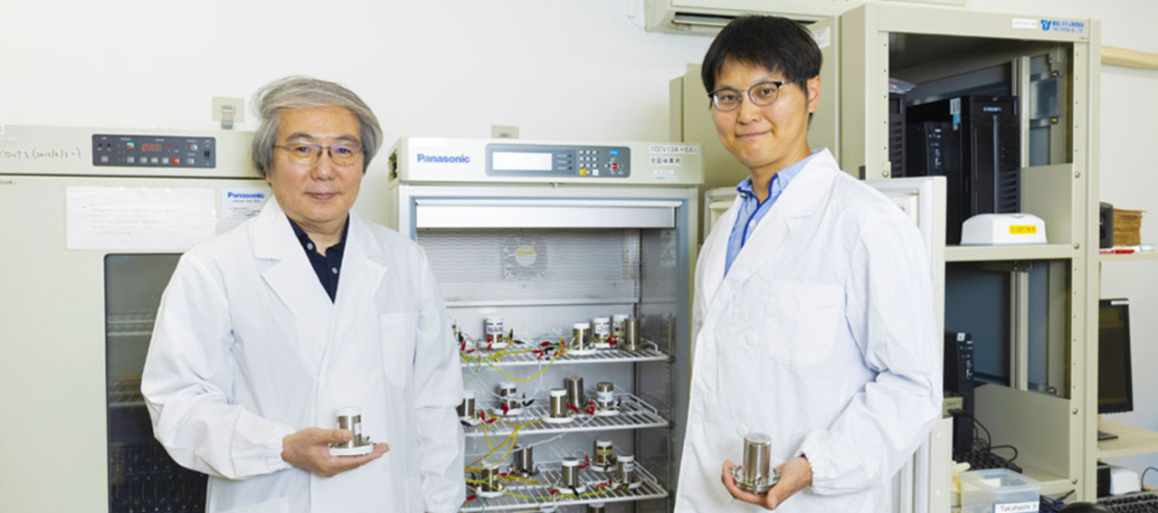 Professor Ryoji Kanno (left) and Associate Professor Satoshi Hori