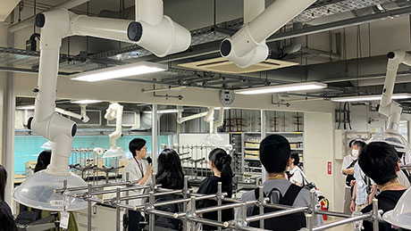 実験室の見学では物質理工学院 応用化学系の中薗和子准教授が説明を担当