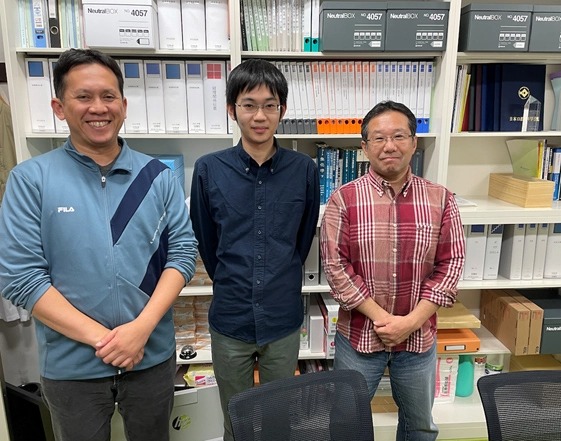 左からアンバラ・プラディプタ助教、川口慎司大学院生、田中克典教授