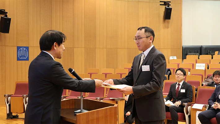 大竹理事長から賞状を受け取る受賞者