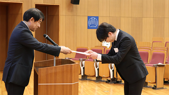 大竹理事長から賞状を受け取る受賞者