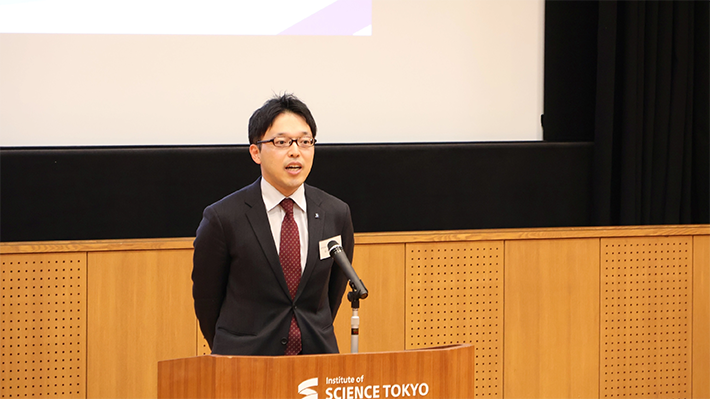 受賞者を代表して挨拶する菊池寛昭助教（病院 基盤診療部門 血液浄化療法部）