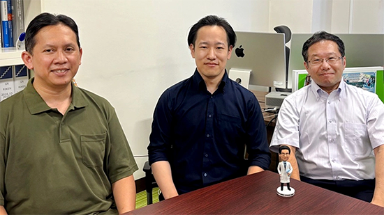 左からアンバラ助教、河合大学院生、田中克典教授