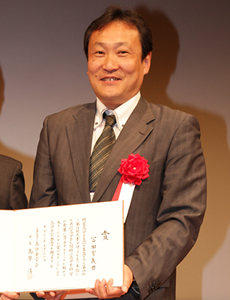 冨田育義教授（2016年5月26日の授賞式にて）