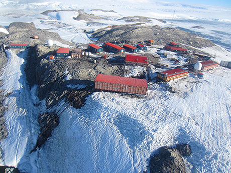 南極Dumont d'Urville基地の外観（撮影 石野咲子 2017年）