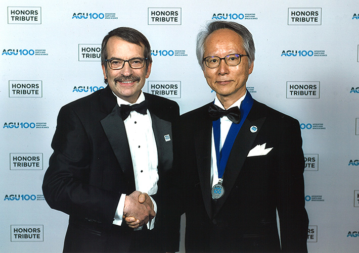 AGUのエリック・デイヴィドソン会長（左）からメダルを授与される吉田教授