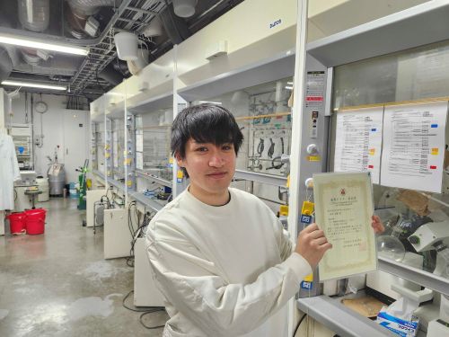 近藤研究室の 安田 亘輝(M1) さん が 第15回 CSJ化学フェスタ2025 優秀ポスター発表賞 を受賞しました。