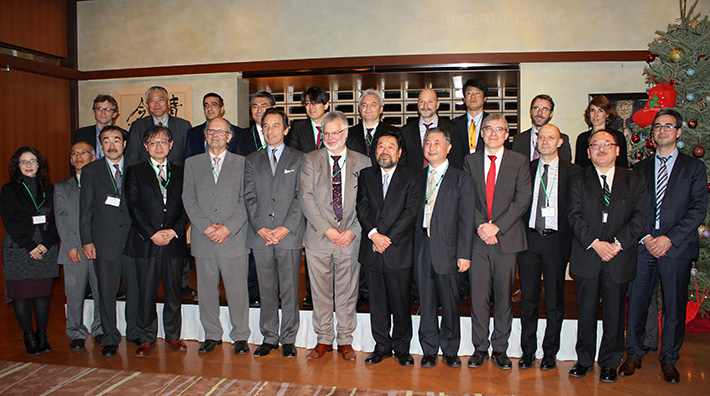 ダナ駐日フランス大使（前列左から6番目）、CNRSのケラー教授（前列左から7番目）とともに関係する全大学の主要責任者と安藤理事・副学長による記念写真
