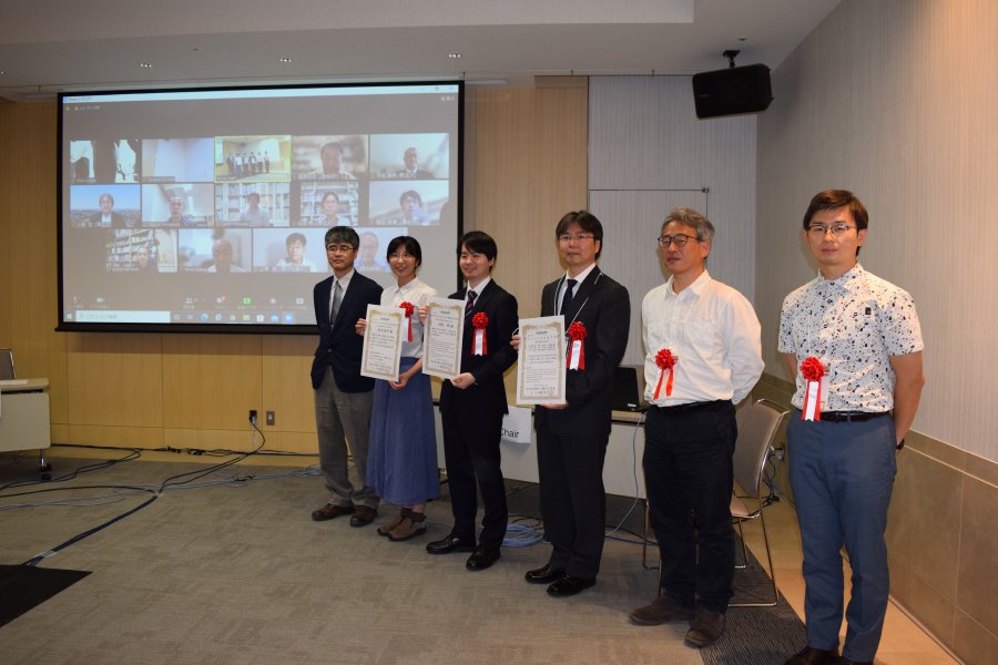 2022年度日本火山学会各賞授賞式　写真右から3番目が寺田准教授