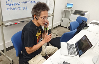 Tokyo Tech Professor Katsuhiko Gondow announcing the beginning of the contest to both Osaka and Tokyo contestants