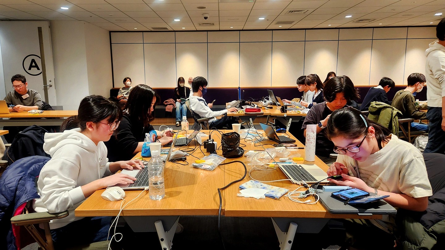 デバイスを製作する参加者