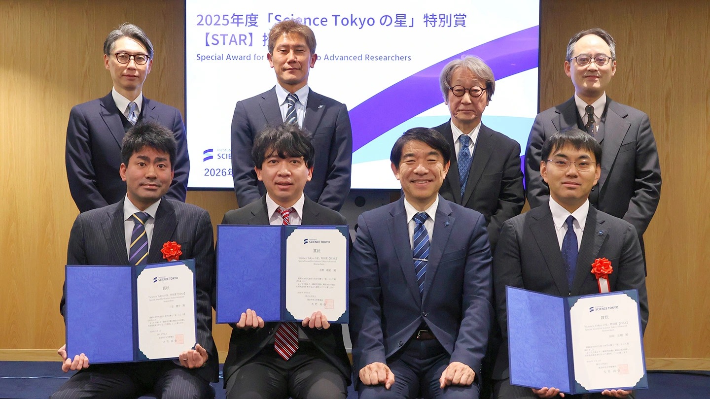 （前列左から）三宅准教授、小野准教授、大竹理事長、田原准教授
